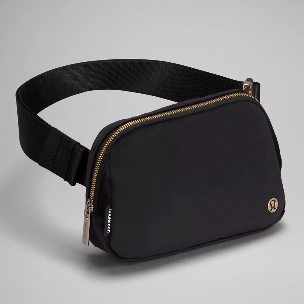 โ NWT Lululemon Everywhere 1L Belt Bag - Black Velour & Gold Hardware - Picture 7 of 11